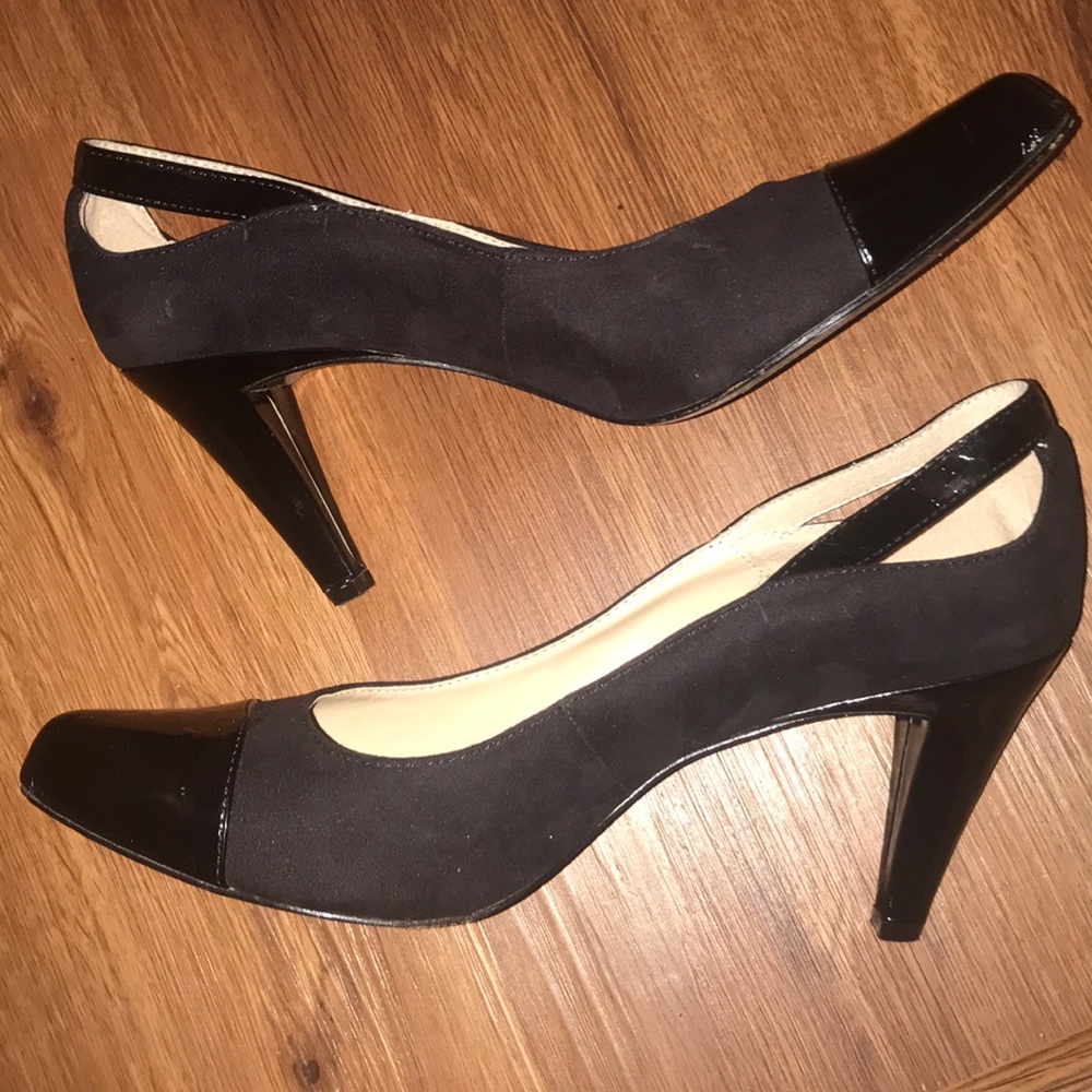 Pointed toe black heals